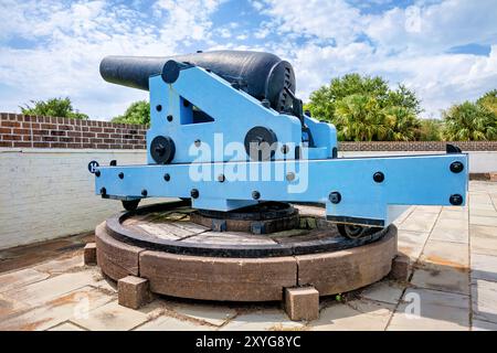 Fort Moultrie Bürgerkrieg Cannon Sullivan's Island South Carolina // SULLIVAN's ISLAND, South Carolina, Vereinigte Staaten — Fort Moultrie während des Bürgerkriegs (1861–1865), das seine strategische Bedeutung für die Verteidigung des Hafens von Charleston demonstriert. Das Fort, das während des Krieges von konföderierten Truppen besetzt war, wurde im Zuge der Entwicklung von Technologie und Verteidigungsstrategien kontinuierlich von Rüstungs- und Befestigungsanlagen umgerüstet. Stockfoto