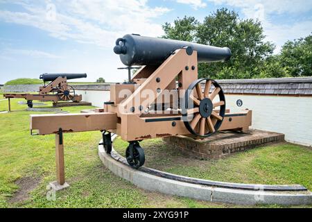 Fort Moultrie Bürgerkrieg Cannon Sullivan's Island South Carolina // SULLIVAN's ISLAND, South Carolina, Vereinigte Staaten — Fort Moultrie während des Bürgerkriegs (1861–1865), das seine strategische Bedeutung für die Verteidigung des Hafens von Charleston demonstriert. Das Fort, das während des Krieges von konföderierten Truppen besetzt war, wurde im Zuge der Entwicklung von Technologie und Verteidigungsstrategien kontinuierlich von Rüstungs- und Befestigungsanlagen umgerüstet. Stockfoto
