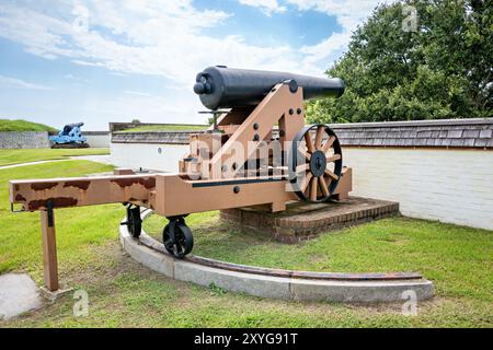 Fort Moultrie Bürgerkrieg Cannon Sullivan's Island South Carolina // SULLIVAN's ISLAND, South Carolina, Vereinigte Staaten — Fort Moultrie während des Bürgerkriegs (1861–1865), das seine strategische Bedeutung für die Verteidigung des Hafens von Charleston demonstriert. Das Fort, das während des Krieges von konföderierten Truppen besetzt war, wurde im Zuge der Entwicklung von Technologie und Verteidigungsstrategien kontinuierlich von Rüstungs- und Befestigungsanlagen umgerüstet. Stockfoto