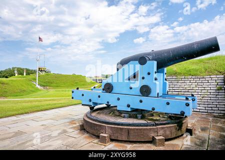 Fort Moultrie Bürgerkrieg Cannon Sullivan's Island South Carolina // SULLIVAN's ISLAND, South Carolina, Vereinigte Staaten — Fort Moultrie während des Bürgerkriegs (1861–1865), das seine strategische Bedeutung für die Verteidigung des Hafens von Charleston demonstriert. Das Fort, das während des Krieges von konföderierten Truppen besetzt war, wurde im Zuge der Entwicklung von Technologie und Verteidigungsstrategien kontinuierlich von Rüstungs- und Befestigungsanlagen umgerüstet. Stockfoto