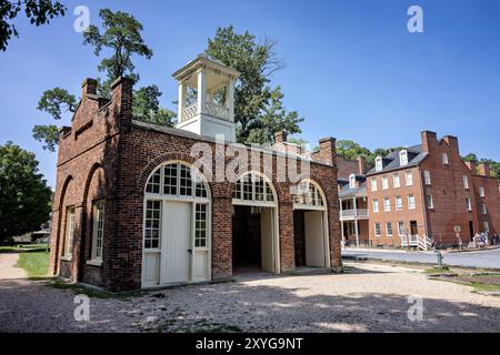 HARPERS FERRY, West Virginia – John Brown's Fort, das ehemalige Feuerwehrmaschinenhaus, in dem der Abolitionist John Brown während seines Überfalls auf Harpers Ferry 1859 seine letzte Stellung einnahm. Dieses kleine Backsteingebäude, das sich heute in Lower Town befindet, Harpers Ferry, spielte eine zentrale Rolle bei den Ereignissen, die zum Bürgerkrieg führten, und wurde später zum Symbol der Bürgerrechtsbewegung. Die Struktur ist ein Zeugnis der komplexen Geschichte der Rassenbeziehungen und des Kampfes für Freiheit in Amerika. Stockfoto