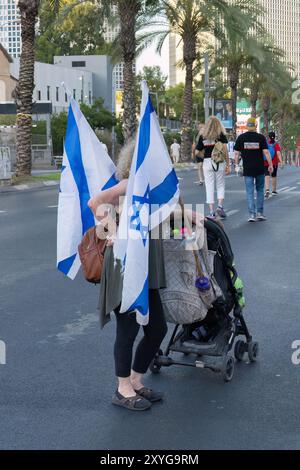 Tel Aviv, Israel - 29. Juni 2024: Demonstrant für einen sofortigen Deal für die Rückführung der entführten Israelis in Gaza. Stockfoto