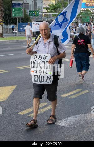 Tel Aviv, Israel - 29. Juni 2024: Ein Mann demonstriert gegen den israelischen Premierminister in Tel Aviv. Stockfoto