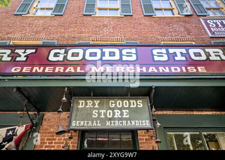 HARPERS FERRY, West Virginia — der restaurierte Dry Goods Store in Lower Town Harpers Ferry, Teil des Harpers Ferry National Historical Park. Dieses Gebäude aus dem 19. Jahrhundert mit seiner zeitgetreuen Schaufensterfront und seinen Ausstellungsstücken bietet Besuchern einen Einblick in das Geschäftsleben einer amerikanischen Stadt vor dem Bürgerkrieg. Die erhaltene Architektur und die sorgfältig kuratierte Innenausstattung des Geschäfts zeigen die Art von Waren und Einkaufserlebnisse, die Mitte der 1800er Jahre üblich waren Stockfoto