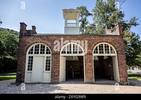 HARPERS FERRY, West Virginia – John Brown's Fort, das ehemalige Feuerwehrmaschinenhaus, in dem der Abolitionist John Brown während seines Überfalls auf Harpers Ferry 1859 seine letzte Stellung einnahm. Dieses kleine Backsteingebäude, das sich heute in Lower Town befindet, Harpers Ferry, spielte eine zentrale Rolle bei den Ereignissen, die zum Bürgerkrieg führten, und wurde später zum Symbol der Bürgerrechtsbewegung. Die Struktur ist ein Zeugnis der komplexen Geschichte der Rassenbeziehungen und des Kampfes für Freiheit in Amerika. Stockfoto