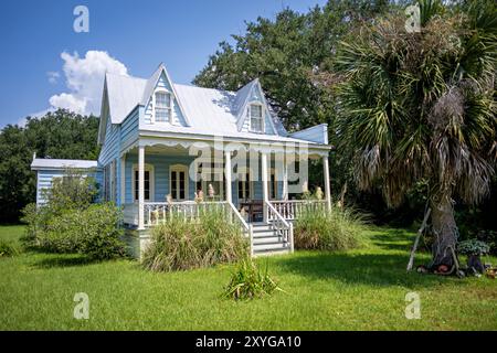 SULLIVAN's ISLAND, South Carolina, USA – Ein bezauberndes weißes Holzhaus an der Middle Street, das die traditionelle Küstenarchitektur von Sullivan's Island veranschaulicht. Dieses gut erhaltene Haus zeigt den historischen Charakter der Insel und die entspannte Strandatmosphäre. Stockfoto