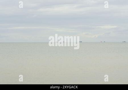 Ruhige Ostsee mit Schiffen am Horizont in Sopot, Polen. Hochwertige Fotos Stockfoto