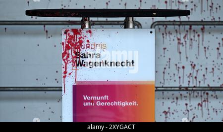 Erfurt, Deutschland. August 2024. Spuren von roter Farbe sind am Rednerpult auf der Bühne während eines Wahlkampfes der Allianz Sahra Wagenknecht (BSW) auf dem Domplatz zu sehen. Am 1. September 2024 wird in Thüringen ein neuer landtag gewählt. Quelle: Martin Schutt/dpa/Alamy Live News Stockfoto