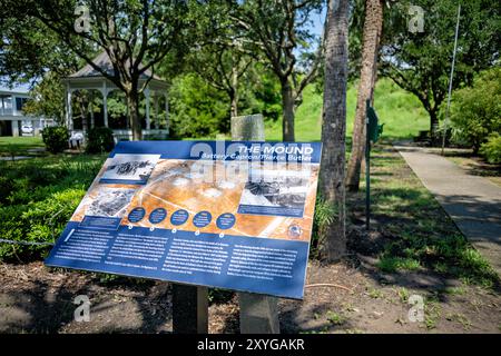Battery Capron Pierce Butler Sullivans Island South Carolina // SULLIVAN's ISLAND, South Carolina, Vereinigte Staaten – der Standort des ehemaligen Battery Capron/Pierce Butler, heute ein Gemeinschaftspark, der als „The Mound“ bekannt ist. Dieser Ort, der einst sechzehn zwölf-Zoll-Küstenmörtel beherbergte, repräsentiert die Entwicklung der US-Küstenverteidigung vom Ende des 19. Jahrhunderts bis zum Zweiten Weltkrieg und darüber hinaus. Stockfoto