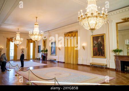 WASHINGTON, D.C., Vereinigte Staaten – der East Room des Weißen Hauses, der größte Raum im Executive Mansion, mit dem legendären, von Gilbert Stuart gemalten Porträt von George Washington. Diese Nachbildung des „Lansdowne“-Porträts ist seit 1800 eine ständige Präsenz im Weißen Haus und hat verschiedene Rekonstruktionen und Umbauten des historischen Gebäudes erhalten. Stockfoto