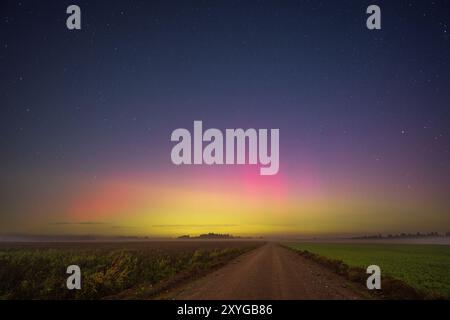 Aurora borealis ist eine natürliche Lichtshow am Himmel, die einem Regenbogen ähnelt Stockfoto