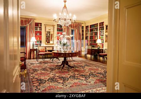 WASHINGTON DC, USA – der Vermeil Room im Weißen Haus, der seine eleganten Möbel im französischen Empire-Stil und einen Teil der umfangreichen vermeil-Kollektion des Weißen Hauses präsentiert. Dieser historische Raum, der im Laufe der Jahre verschiedenen Funktionen diente, ist mit präsidialen Porträts und exquisiten vergoldeten Silberstücken geschmückt, die das reiche Erbe des Herrenhauses widerspiegeln. Stockfoto