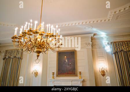 WASHINGTON DC, USA – der State Dining Room im Weißen Haus mit dem ikonischen Porträt von Abraham Lincoln von George P.A. Healy. Dieser große Raum, der für offizielle Staatsessen und Empfänge genutzt wird, verfügt über eine elegante Einrichtung einschließlich eines großen Kamins unter dem Lincoln-Gemälde. Das Design des Zimmers spiegelt die reiche Geschichte und Bedeutung der Unterhaltung des Präsidenten in der amerikanischen Diplomatie wider. Stockfoto