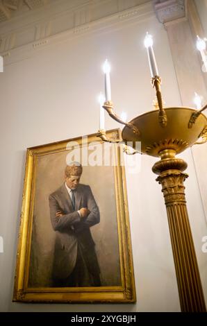 WASHINGTON, DC – das offizielle Porträt des Präsidenten John F. Kennedy, der im Weißen Haus hängt. Diese posthume Darstellung des 35. Präsidenten wurde von dem Künstler Aaron Shikler gemalt und zeichnet sich durch seine kontemplative Pose aus, wobei Kennedys Arme überkreuzt und sein Kopf geneigt ist. Das Porträt, das nach der Ermordung von JFK in Auftrag gegeben wurde, ist zu einem ikonischen Bild des Präsidenten geworden und eine ergreifende Erinnerung an seine verkürzte Amtszeit im Amt. Stockfoto