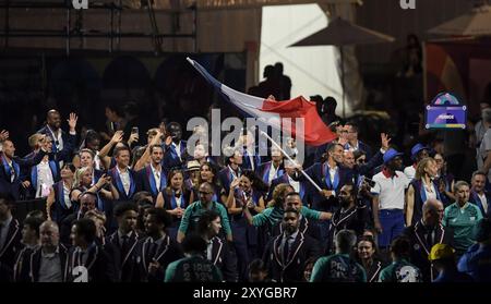 Der französische Fahnenträger Alexis Hanquinquant während der Eröffnungszeremonie der Paralympischen Spiele Paris 2024 am Place de la Concorde in Paris, Frankreich, Stockfoto