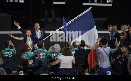 Der französische Flaggenträger Alexis Hanquinquant während der Eröffnungszeremonie der Paralympischen Spiele Paris 2024, am Place de la Concorde in Paris, Frankreich, auf Einer Stockfoto