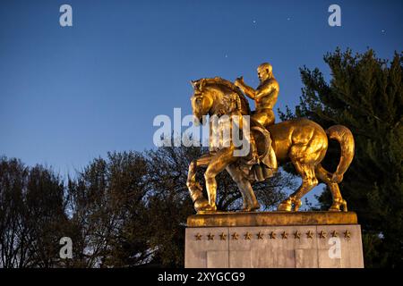 WASHINGTON, DC, USA – die Statue Valor, die Leo Friedlander als Teil der Skulpturengruppe Arts of war schuf, steht am östlichen Ende der Arlington Memorial Bridge gegenüber dem Lincoln Memorial. Diese 1951 errichtete Bronzeskulptur im Art déco-Stil stellt eines von vier monumentalen Werken dar, die den zeremoniellen Brückenzugang markieren. Stockfoto