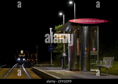 Straßenbahn Ankunft An Der Edinburgh Tram Haltestelle, Ingliston Park & Ride Bei Nacht Stockfoto