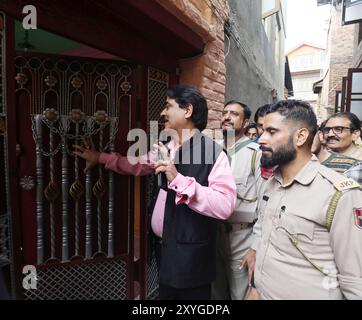 Srinagar, Indien. August 2024. SRINAGAR, INDIEN - 29. AUGUST: Ashok Bhat, Kandidat der Bharatiya Janata Party (BJP) während seiner Tür-zu-Tür-Kampagne für die bevorstehenden Parlamentswahlen am 29. August 2024 in der Region Habba Kadal. (Foto: Waseem Andrabi/Hindustan Times/SIPA USA) Credit: SIPA USA/Alamy Live News Stockfoto