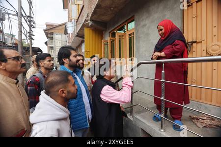 Srinagar, Indien. August 2024. SRINAGAR, INDIEN - 29. AUGUST: Ashok Bhat, Kandidat der Bharatiya Janata Party (BJP) während seiner Tür-zu-Tür-Kampagne für die bevorstehenden Parlamentswahlen am 29. August 2024 in der Region Habba Kadal. (Foto: Waseem Andrabi/Hindustan Times/SIPA USA) Credit: SIPA USA/Alamy Live News Stockfoto