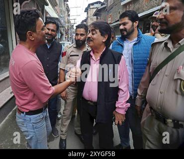 Srinagar, Indien. August 2024. SRINAGAR, INDIEN - 29. AUGUST: Ashok Bhat, Kandidat der Bharatiya Janata Party (BJP) während seiner Tür-zu-Tür-Kampagne für die bevorstehenden Parlamentswahlen am 29. August 2024 in der Region Habba Kadal. (Foto: Waseem Andrabi/Hindustan Times/SIPA USA) Credit: SIPA USA/Alamy Live News Stockfoto