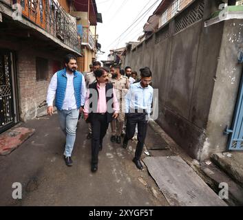 Srinagar, Indien. August 2024. SRINAGAR, INDIEN - 29. AUGUST: Ashok Bhat, Kandidat der Bharatiya Janata Party (BJP) während seiner Tür-zu-Tür-Kampagne für die bevorstehenden Parlamentswahlen am 29. August 2024 in der Region Habba Kadal. (Foto: Waseem Andrabi/Hindustan Times/SIPA USA) Credit: SIPA USA/Alamy Live News Stockfoto