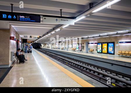 Humberto Delgado Airport Metro Station Lissabon Portugal // LISSABON, Portugal — der Bahnhof Humberto Delgado Airport, Teil des Lissabonner U-Bahnsystems, bietet eine wichtige Verbindung zwischen dem Flughafen und dem Stadtzentrum. Diese moderne U-Bahn-Station bietet Reisenden eine effiziente und bequeme Möglichkeit, das umfangreiche U-Bahn-Netz von Lissabon direkt von den Flughafenterminals zu erreichen. Stockfoto