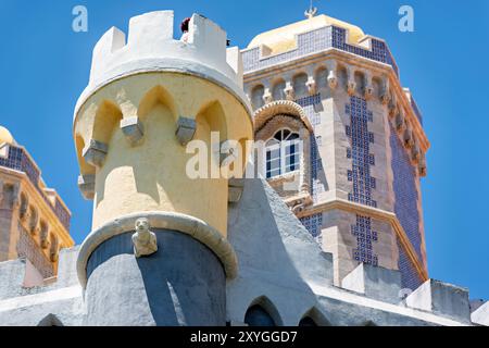 SINTRA, Portugal – die lebendige und vielseitige Außenarchitektur des Pena Palace, die seine Mischung aus romantischen, maurischen und neo-Manuelinischen Stilen zeigt. Die farbenfrohen Fassaden, kunstvollen Details und skurrilen Elemente des Palastes verkörpern die romantische Architektur des 19. Jahrhunderts und die Vision von König Ferdinand II. Von einem Märchenschloss. Stockfoto