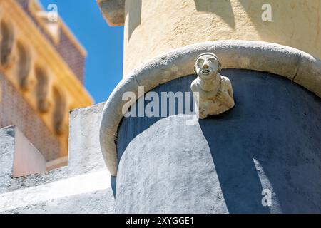 SINTRA, Portugal – die lebendige und vielseitige Außenarchitektur des Pena Palace, die seine Mischung aus romantischen, maurischen und neo-Manuelinischen Stilen zeigt. Die farbenfrohen Fassaden, kunstvollen Details und skurrilen Elemente des Palastes verkörpern die romantische Architektur des 19. Jahrhunderts und die Vision von König Ferdinand II. Von einem Märchenschloss. Stockfoto