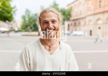 Porträt eines jungen kaukasischen Mannes, der auf die Kamera blickt, die auf der Straße steht Stockfoto