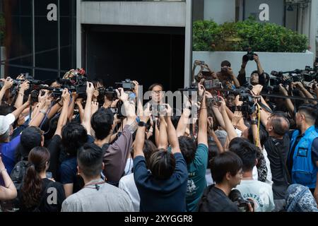 Hongkong, China. August 2024. Chung Pui-kuen, ehemaliger Chefredakteur von Stand News, verlässt das Bezirksgericht auf Kaution, nachdem das Urteil im Fall der Aufwiegelung in Hongkong Stand News verhängt wurde. Zwei ehemalige Chefredakteure (Ex-Chefredakteur Chung Pui-kuen, amtierender Chefredakteur Patrick Lam) des ehemaligen Outlet Stand News wurden der Aufruhr für schuldig befunden, was die erste Verurteilung von Journalisten in Hongkong seit 1997 darstellt. Quelle: SOPA Images Limited/Alamy Live News Stockfoto