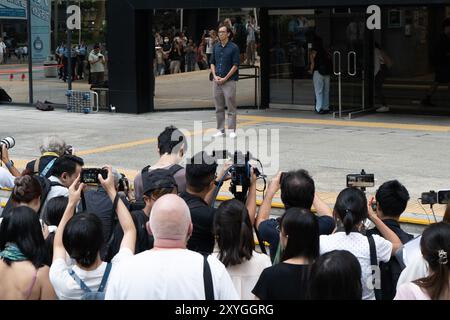 Hongkong, China. August 2024. Chung Pui-kuen, ehemaliger Chefredakteur von Stand News, steht draußen auf Kaution, nachdem das Urteil im Fall von Hong Kong Stand News Aufruhr vor dem Bezirksgericht verhängt wurde. Zwei ehemalige Chefredakteure (Ex-Chefredakteur Chung Pui-kuen, amtierender Chefredakteur Patrick Lam) des ehemaligen Outlet Stand News wurden der Aufruhr für schuldig befunden, was die erste Verurteilung von Journalisten in Hongkong seit 1997 darstellt. Quelle: SOPA Images Limited/Alamy Live News Stockfoto