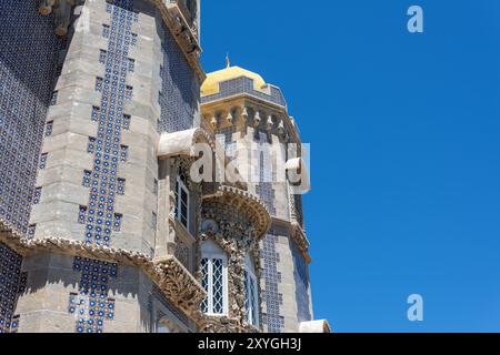 SINTRA, Portugal – verzierte Azulejos (traditionelle portugiesische Fliesen) zieren eine Mauer im Pena Palace. Diese aufwendig gestalteten und farbenfrohen Keramikfliesen zeigen das reiche künstlerische Erbe und maurische Einflüsse der portugiesischen dekorativen Kunst und tragen zum eklektischen und romantischen Charme des Palastes bei. Stockfoto