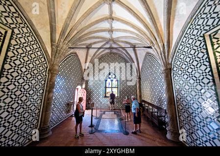 Kapelle im Pena Palace. Ursprünglicher Teil des frühen Klosters der Hieronymitenmönche. Alabaster-Retabel von Nicolau Chanterene (16. Jahrhundert) Stockfoto