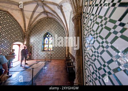 Kapelle im Pena Palace. Ursprünglicher Teil des frühen Klosters der Hieronymitenmönche. Alabaster-Retabel von Nicolau Chanterene (16. Jahrhundert) Stockfoto