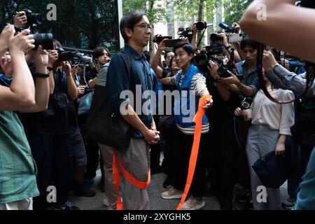 Hongkong, China. August 2024. Chung Pui-kuen, ehemaliger Chefredakteur von Stand News, verlässt das Bezirksgericht auf Kaution, nachdem das Urteil im Fall der Aufwiegelung in Hongkong Stand News verhängt wurde. Zwei ehemalige Chefredakteure (Ex-Chefredakteur Chung Pui-kuen, amtierender Chefredakteur Patrick Lam) des ehemaligen Outlet Stand News wurden der Aufruhr für schuldig befunden, was die erste Verurteilung von Journalisten in Hongkong seit 1997 darstellt. (Foto: David Chan/SOPA Images/SIPA USA) Credit: SIPA USA/Alamy Live News Stockfoto