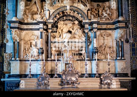 Kapelle im Pena Palace. Ursprünglicher Teil des frühen Klosters der Hieronymitenmönche. Alabaster-Retabel von Nicolau Chanterene (16. Jahrhundert) RETÁBULO DO ALTAR-MOR Retábulo em alabastro e calcário preto, executado entre 1529 e 1532 pelo escultor francês Nicolau de Chanterene (ca. 1470-1551). NUMA estrutura em arco de triunfo vêm-se cenas do Novo Testamento: Natividade, Anunciação, Apresentação no Templo, Adoração dos Magos e Fuga para o Egito. Es gibt keinen Nico Central vê-se a Ressurreição de Cristo. 239 ALTARAUFSATZ Altar aus Alabaster und schwarzem Kalkstein, zwischen 1529 und 1532 von der FR fertiggestellt Stockfoto