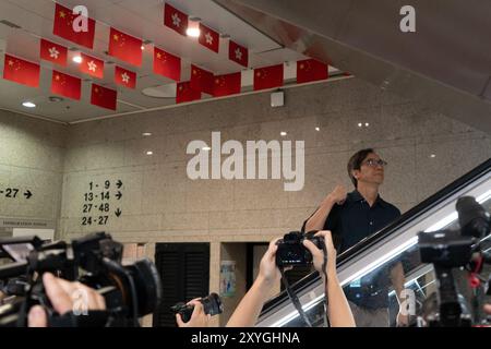 Hongkong, China. August 2024. Chung Pui-kuen, ehemaliger Chefredakteur von Stand News, nimmt die Rolltreppe, um das Bezirksgericht auf Kaution zu verlassen, nachdem das Urteil im Fall der Aufruhr in Hong Kong Stand News verhängt wurde. Zwei ehemalige Chefredakteure (Ex-Chefredakteur Chung Pui-kuen, amtierender Chefredakteur Patrick Lam) des ehemaligen Outlet Stand News wurden der Aufruhr für schuldig befunden, was die erste Verurteilung von Journalisten in Hongkong seit 1997 darstellt. (Foto: David Chan/SOPA Images/SIPA USA) Credit: SIPA USA/Alamy Live News Stockfoto