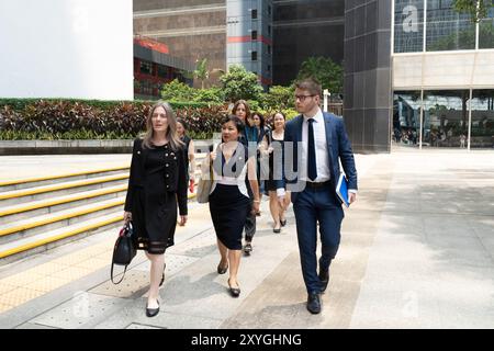 Hongkong, China. August 2024. Ausländische Diplomaten treten vor einem Urteil für den Aufwiegerprozess in Hongkong Stand News in die Bezirksgerichte ein. Zwei ehemalige Chefredakteure (Ex-Chefredakteur Chung Pui-kuen, amtierender Chefredakteur Patrick Lam) des ehemaligen Outlet Stand News wurden der Aufruhr für schuldig befunden, was die erste Verurteilung von Journalisten in Hongkong seit 1997 darstellt. (Foto: David Chan/SOPA Images/SIPA USA) Credit: SIPA USA/Alamy Live News Stockfoto