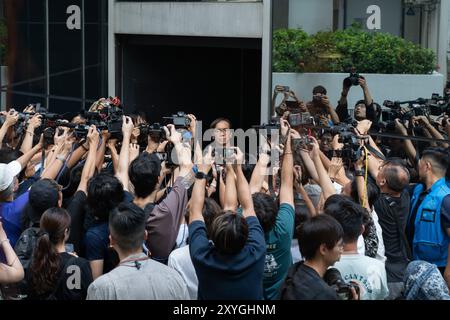 Hongkong, China. August 2024. Chung Pui-kuen, ehemaliger Chefredakteur von Stand News, verlässt das Bezirksgericht auf Kaution, nachdem das Urteil im Fall der Aufwiegelung in Hongkong Stand News verhängt wurde. Zwei ehemalige Chefredakteure (Ex-Chefredakteur Chung Pui-kuen, amtierender Chefredakteur Patrick Lam) des ehemaligen Outlet Stand News wurden der Aufruhr für schuldig befunden, was die erste Verurteilung von Journalisten in Hongkong seit 1997 darstellt. (Foto: David Chan/SOPA Images/SIPA USA) Credit: SIPA USA/Alamy Live News Stockfoto