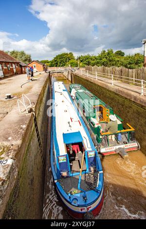 Schmalboote fahren durch die Doppeltreppenschleusen am Shropshire Union Canal bei Bunbury Cheshire Stockfoto