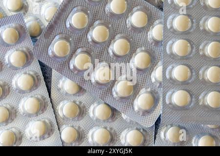 Viele medizinische Pillen und Medikamente in Silber-Paket. Gesundheitskonzept. Stockfoto