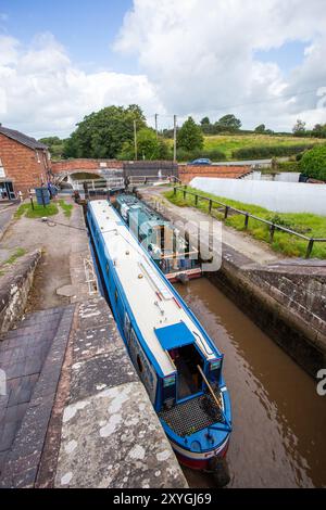 Schmalboote fahren durch die Doppeltreppenschleusen am Shropshire Union Canal bei Bunbury Cheshire Stockfoto