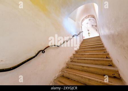 SINTRA, Portugal – Eine Steintreppe am Pena-Palast, ein prominentes architektonisches Wahrzeichen in Sintra, Portugal. Der Palast ist berühmt für seine romantische Architektur und gehört zum UNESCO-Weltkulturerbe. Die Treppe ist eine von vielen, die Besucher durch das weitläufige Palastgelände führen, das gotische, maurische und Renaissance-architektonische Einflüsse vereint. Stockfoto