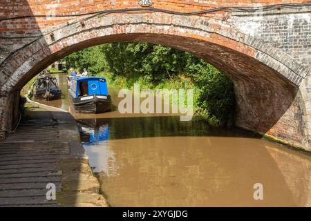 Canal Narrowboat nähert sich Bunbury Doppeltreppenschleuse auf dem Shropshire Union Kanal Cheshire Stockfoto