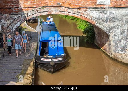 Canal Narrowboat nähert sich Bunbury Doppeltreppenschleusen auf dem Shropshire Union Kanal Cheshire Stockfoto