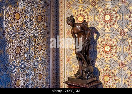 SINTRA, Portugal – Dekorative Elemente im Pena Palace, einer romantischen Burg aus dem 19. Jahrhundert in Sintra, Portugal. Das Innere des Palastes zeigt eine Mischung aus architektonischen Stilen und kunstvollen Details, einschließlich aufwendiger Wanddekorationen, komplizierter Decken und Stilmöbel. Pena Palace, ein UNESCO-Weltkulturerbe, ist bekannt für sein vielseitiges Design und seine reiche historische Bedeutung. Stockfoto