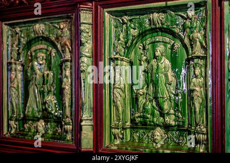 SINTRA, Portugal – Dekorative Elemente im Pena Palace, einer romantischen Burg aus dem 19. Jahrhundert in Sintra, Portugal. Das Innere des Palastes zeigt eine Mischung aus architektonischen Stilen und kunstvollen Details, einschließlich aufwendiger Wanddekorationen, komplizierter Decken und Stilmöbel. Pena Palace, ein UNESCO-Weltkulturerbe, ist bekannt für sein vielseitiges Design und seine reiche historische Bedeutung. Stockfoto