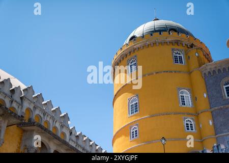 SINTRA, Portugal – die lebendige und vielseitige Außenarchitektur des Pena Palace, die seine Mischung aus romantischen, maurischen und neo-Manuelinischen Stilen zeigt. Die farbenfrohen Fassaden, kunstvollen Details und skurrilen Elemente des Palastes verkörpern die romantische Architektur des 19. Jahrhunderts und die Vision von König Ferdinand II. Von einem Märchenschloss. Stockfoto