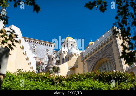 SINTRA, Portugal – die Festungsmauern des Pena Palace, die die Verteidigungsarchitektur des Schlosses mit einem romantischen Touch präsentieren. Diese Mauern bieten einen Panoramablick auf die umliegenden Sintra Mountains und veranschaulichen die Wiederbelebung mittelalterlicher Befestigungsstile aus dem 19. Jahrhundert, die mit skurrilen Designelementen vermischt wurden. Stockfoto